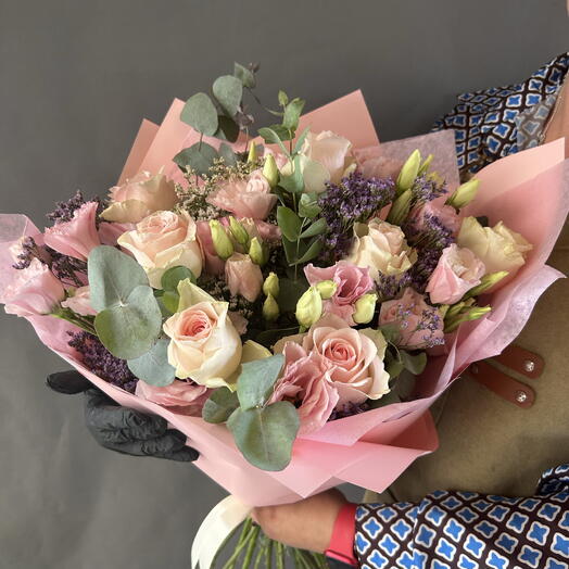 Pink roses with pink lisianthus