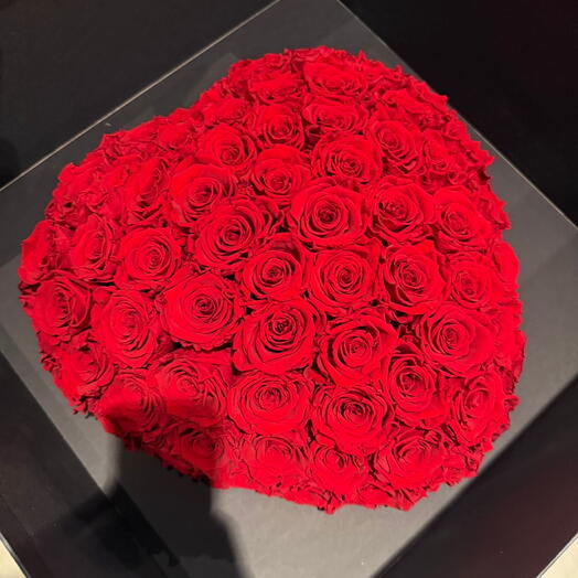Красные розы в коробке
