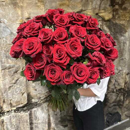 50 red roses