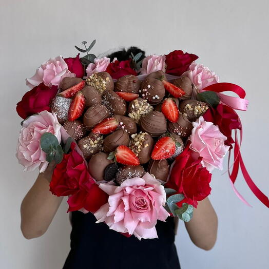 Heart box with flowers and 25-30 psc strawberries in Belgian chocolate
