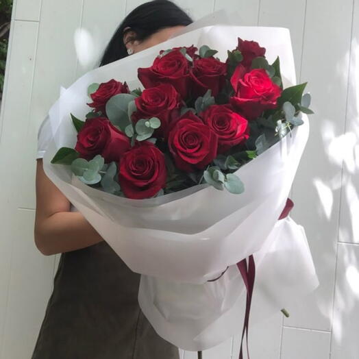 Авторский букет из 11 роз сорта эксплорер с эвкалиптом