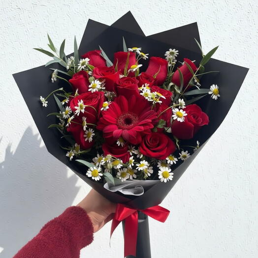 Ramo Cupidito es Amor – Rosas Rojas, Gerberas y Eucalipto | Bouquet Romantico Elegante