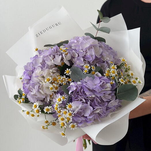 Purple hydrangea and daisies