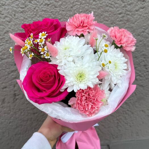 Bouquet with raspberry rose and chamomile