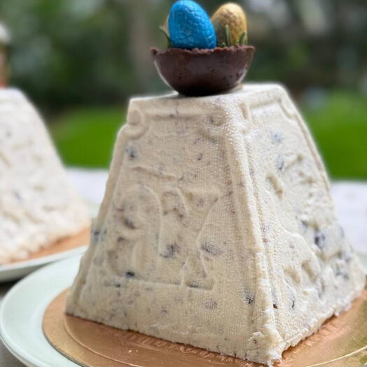 Cottage cheese Easter bread with fruits and nuts