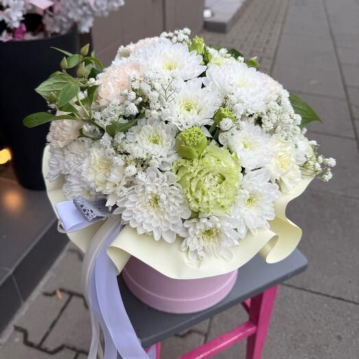 Kwiaty w pudełku w kremowo zielonych kolorach