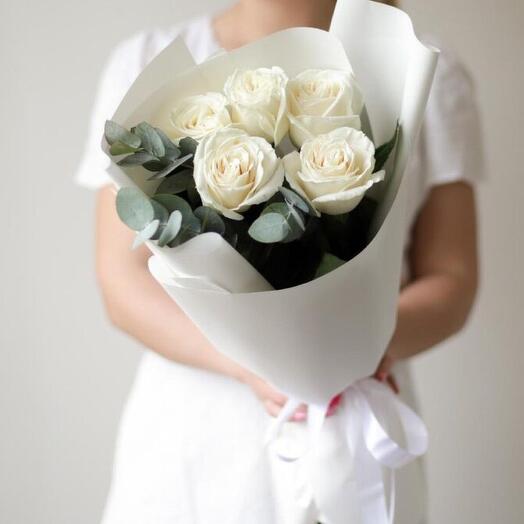 Белые розы Эквадор с эвкалиптом «Bliss»