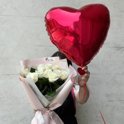 Букет из 11 белых роз и воздушный шар-сердце с гелием