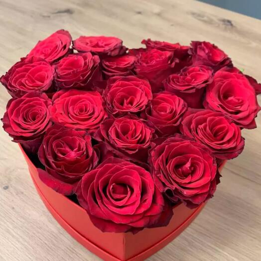 Flowerbox en forme de cœur avec des roses rouges