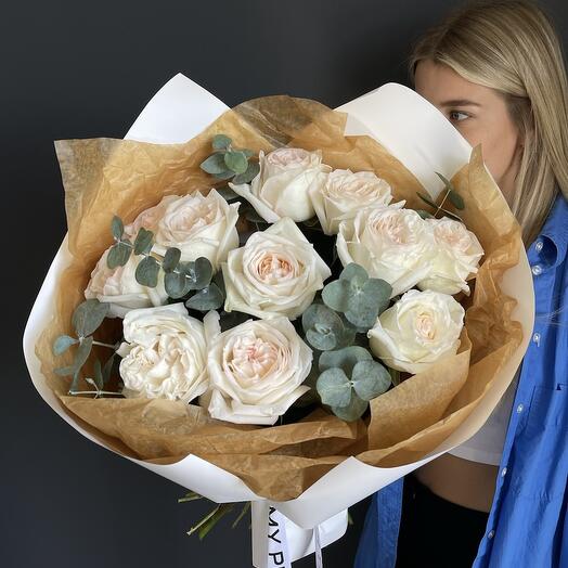Bouquet of white roses