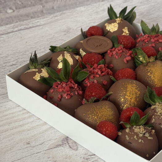 16 strawberries in chocolate