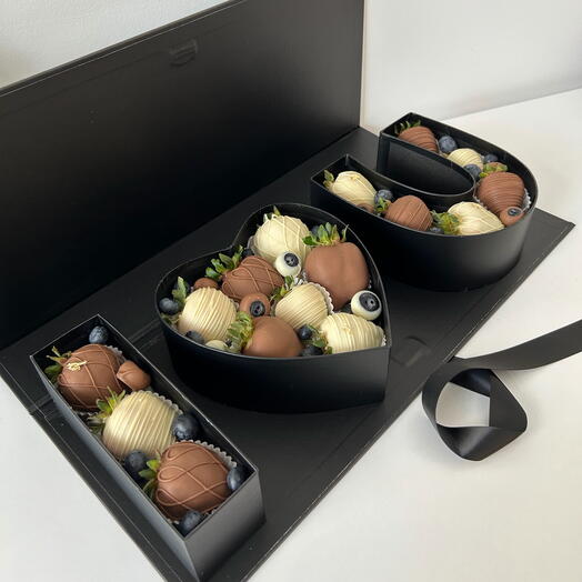 Chocolate covered strawberries in I️U box