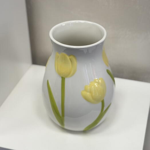 💛 Vase with Yellow Tulips