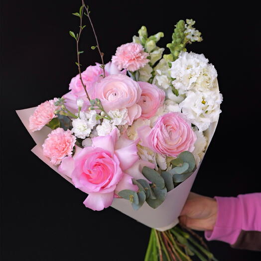 Spring mix with ranunculus and roses