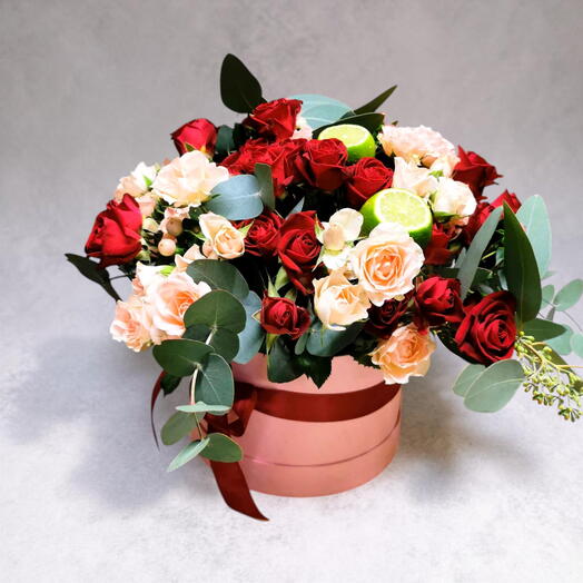 Hat Box with Red   Blush Roses, Hypericum   Lemon Lime