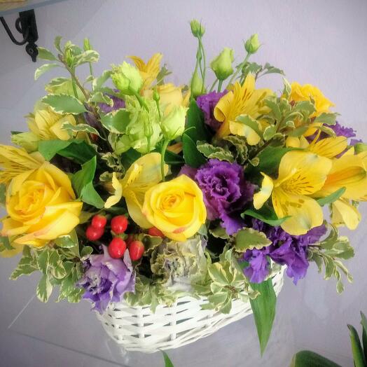 Cestino con rose gialle