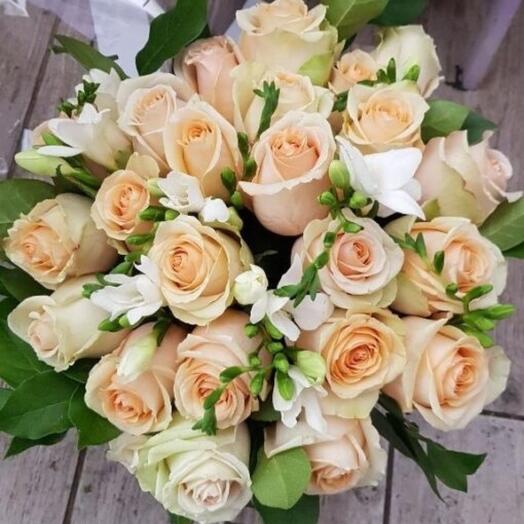 Peach and sweet colors 24 roses with small white flowers