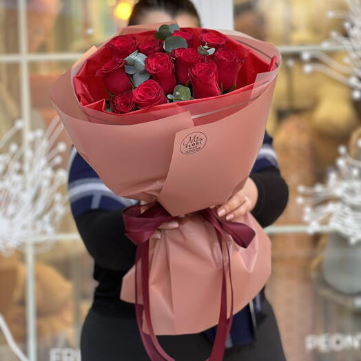 Букет с красными розами, эвкалиптом - «Мулен Руж»