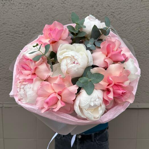 Букет с пионами и французскими розами