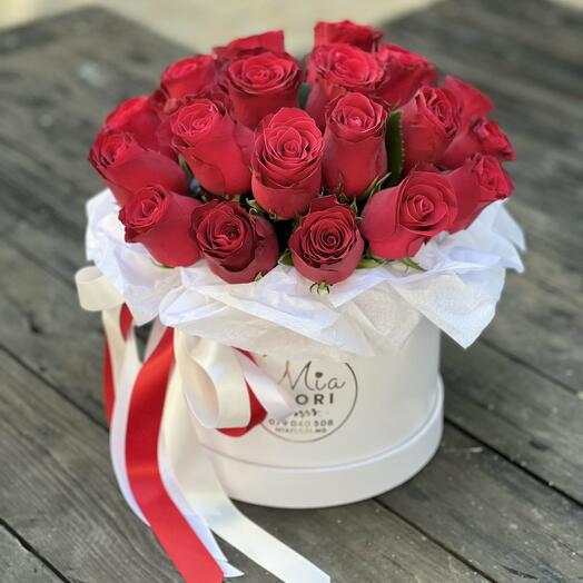 Белая коробка с красными розами - 5