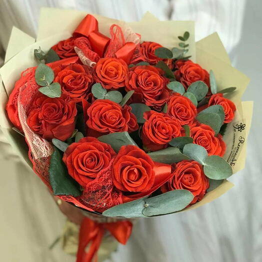 Red flower roses! Win Her heart at first sight :)