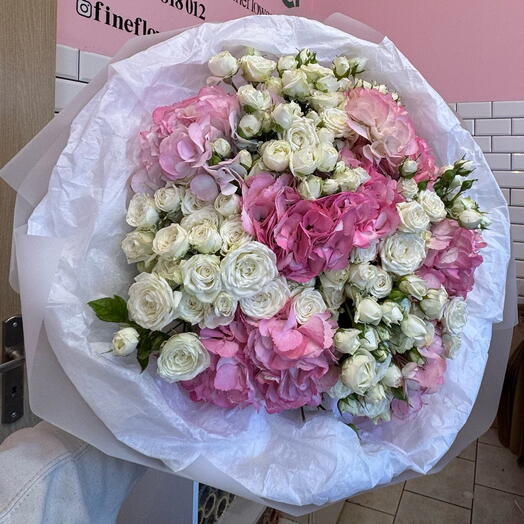 Bouquet of hydrangeas and spray roses