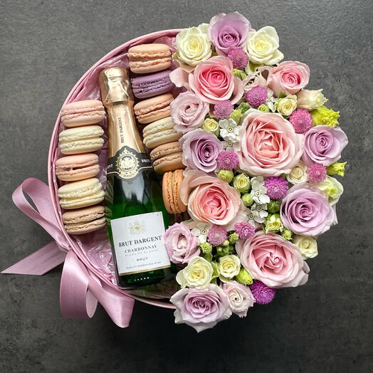 Flowers and macaroons in pink box L