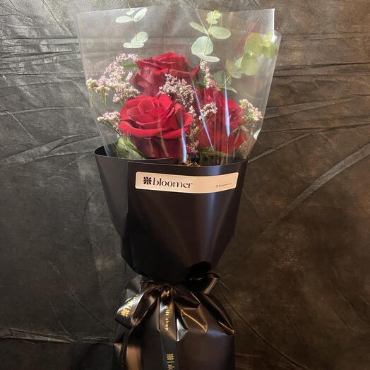 Bouquet of three red roses 1