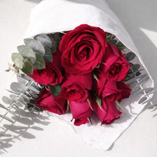 Ramo de 12 Rosas Rojas en Yute – Bouquet Clasico Romantico con Eucalipto