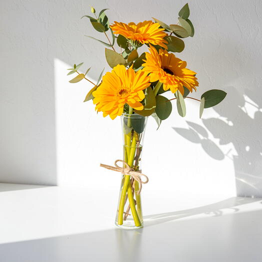 Gerberas amarillas en florero