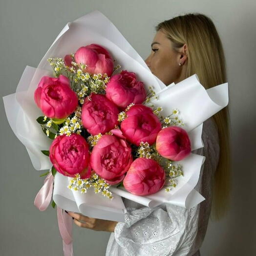 Букет из ярко-розовых пионов и ромашек