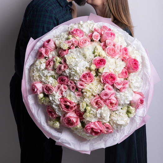 Пинк Экспрешн раушандарының қоспасы, ақ гортензиялар, қызғылт және ақ түстердегі спрей-раушандар