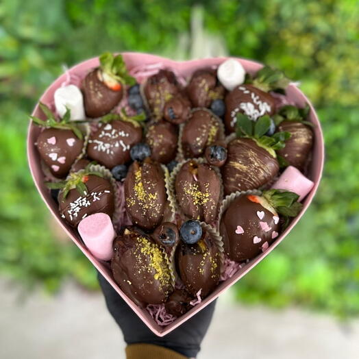 Шоколад и финики, покрытые шоколадом