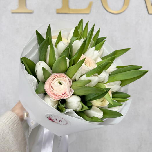 White tulips with light pink ranunculus