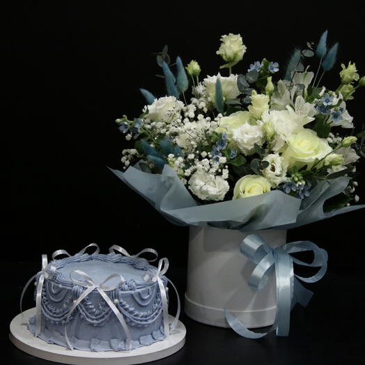 Bento Cake Blue (Strawberry-Vanilla) and Flower box