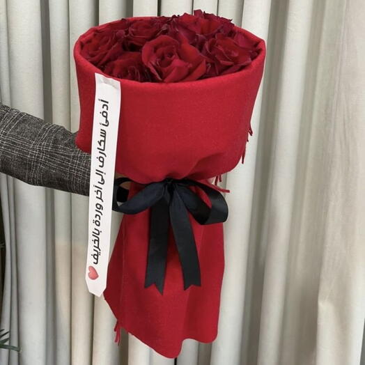 بوكيه الحب المخملي – ورد أحمر فاخر بلمسة راقية