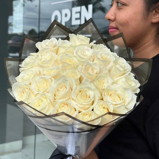 25 White Semiholand roses