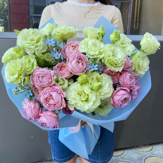 Авторский букет из эустомы кустовой розы и незабудок