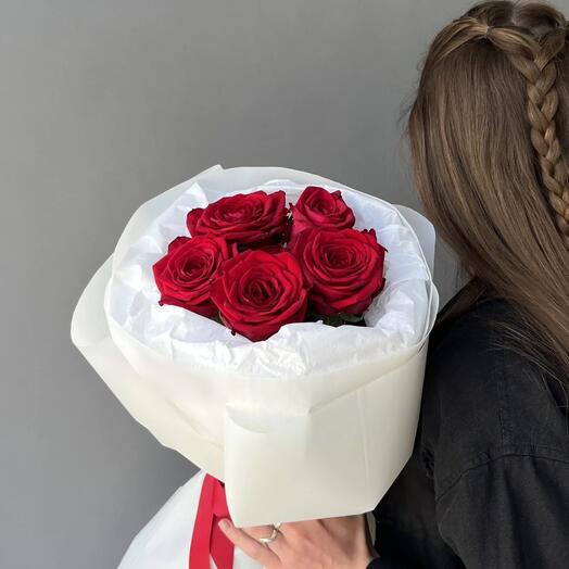 Розы в дизайнерском оформлении